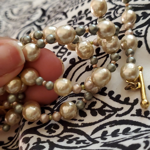 Tricolor Pearl Necklace - Picture 4 of 4